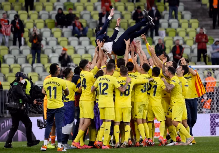 HLV Unai Emery được các học trò "tung hứng"