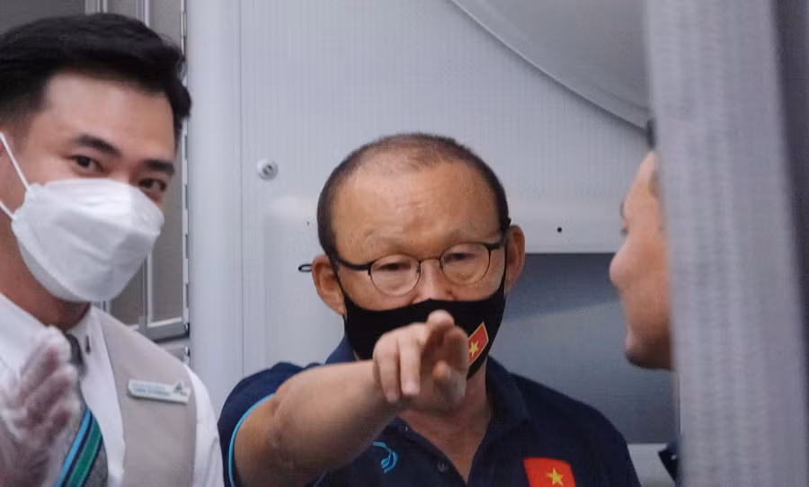 Thầy Park canh chừng cho cầu thủ được nghỉ ngơi thoải mái.