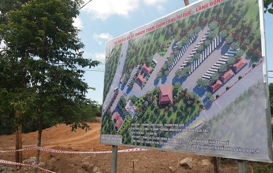 Dự án bãi đỗ xe tham quan lăng Tự Đức – Đồng Khánh vào năm 2017 đã “lỡ” san ủi khu lăng mộ vợ vua Tự Đức. Dự án bãi đỗ xe tham quan lăng Tự Đức – Đồng Khánh vào năm 2017 đã “lỡ” san ủi khu lăng mộ vợ vua Tự Đức.