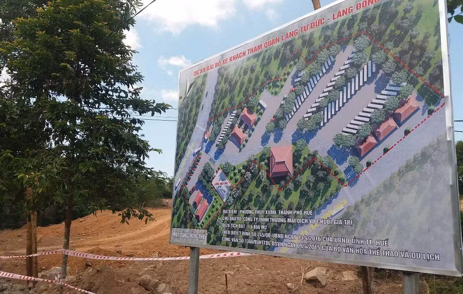 Dự án bãi đỗ xe tham quan lăng Tự Đức – Đồng Khánh vào năm 2017 đã “lỡ” san ủi khu lăng mộ vợ vua Tự Đức.