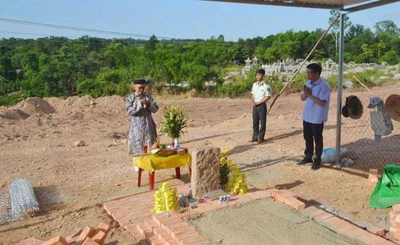 Khu lăng mộ vợ vua Tự Đức được làm tạm tại vị trí huyệt mộ cũ, chờ xây dựng mới theo phong cách Hoàng gia.