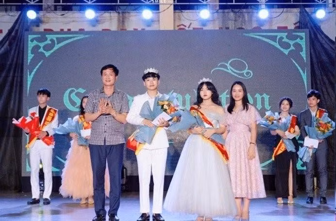 Lãnh đạo Trường THPT Phan Đình Phùng trao giải cho CLB xuất sắc trong cuộc thi tại trường.