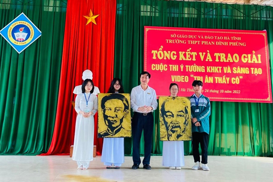 CLB vẽ tặng 2 bức tranh cho nhà trường.