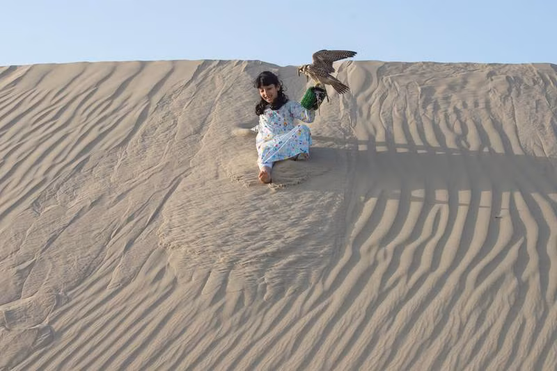 Osha huấn luyện chú chim ưng Yas của mình sau khi học các bí quyết từ mẹ cô bé. Ảnh: National news