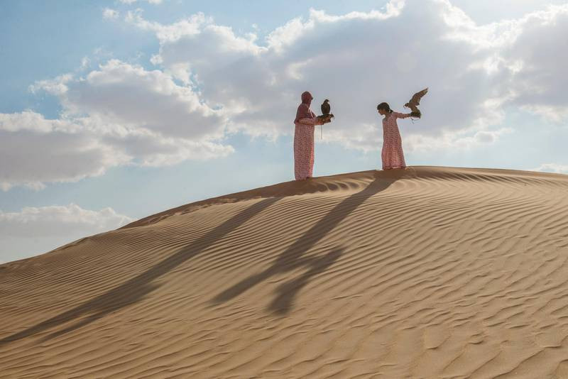 Ayesha Al Mansouri (trái) bắt đầu học cách nuôi chim ưng từ cha mình khi mới 4 tuổi. Hiện, cô đang truyền kiến thức đó cho con gái mình. Ảnh: National news