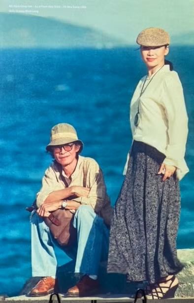 Nhạc sĩ Trịnh Công Sơn và em gái Trịnh Vĩnh Trinh tại biển Nha Trang năm 1995. Ảnh: Dương Minh Long Nhạc sĩ Trịnh Công Sơn và em gái Trịnh Vĩnh Trinh tại biển Nha Trang năm 1995. Ảnh: Dương Minh Long