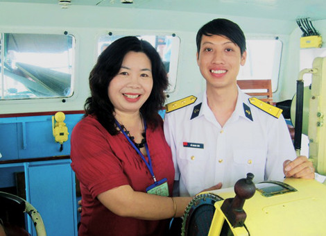 PGS,TS Lê Thị Bích Hồng và con trai Đỗ Quang Thùy trên tàu HQ 957 ra Trường Sa. Ảnh: NVCC PGS,TS Lê Thị Bích Hồng và con trai Đỗ Quang Thùy trên tàu HQ 957 ra Trường Sa. Ảnh: NVCC