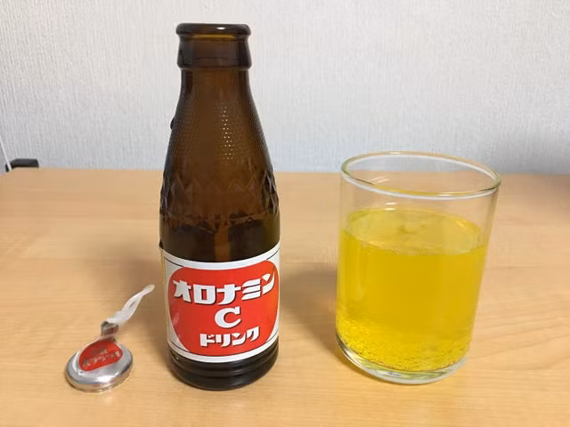 Nước giải khát đóng chai Oronamin C được nhiều người lớn tuổi tại Nhật Bản yêu thích.