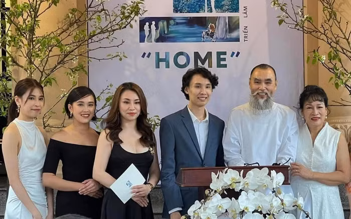 Họa sĩ Hoàng Định (thứ 2 từ phải qua) được vợ và các con chúc mừng sinh nhật tuổi 70 với triển lãm đặc biệt của 5 cha con mang tên 'HOME'. Ảnh: NVCC.