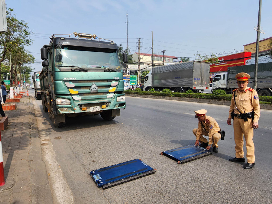 Lực lượng CSGT kiểm tra tải trọng xe 'hổ vồ'. Lực lượng CSGT kiểm tra tải trọng xe 'hổ vồ'.