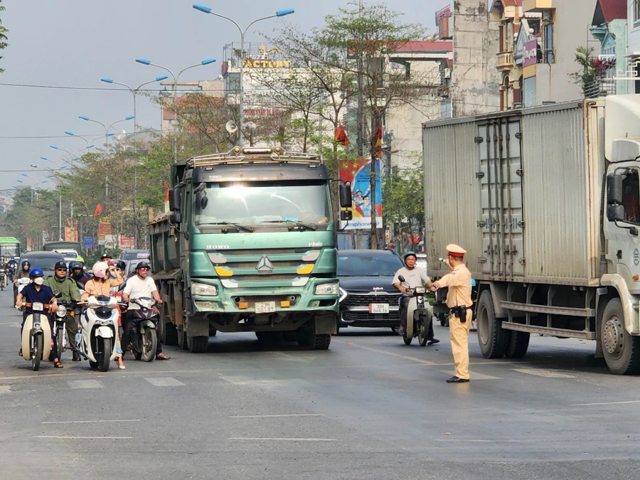 Lực lượng CSGT dừng xe 'hồ vồ' để kiểm tra tải trọng.