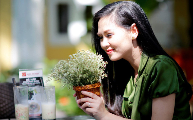 Ngắm nụ cười rạng rỡ của các nữ BTV Thời sự xinh đẹp ảnh 6 Hiện tại, Thúy Hằng đang dẫn Bản tin Thời sự 12h và 19h trên kênh VTV1, cùng các bản tin tiếng Việt và chuyên mục Gặp gỡ khán giả của Ban Truyền hình Đối ngoại phát sóng trên kênh VTV4.