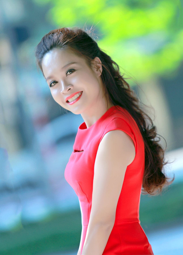 Ngắm nụ cười rạng rỡ của các nữ BTV Thời sự xinh đẹp ảnh 2 MC Hoàng Trang là gương mặt từng dẫn nhiều chương trình khác nhau trên kênh VTV1 và VTV3 như: Ký ức thời gian, Tạp chí Phụ nữ, Thị trường 24h, Điểm hẹn văn hóa, Lựa chọn cuối tuần, Gõ cửa ngày mới, Chiều cuôi năm và hiện tại là Cuộc sống thường ngày.