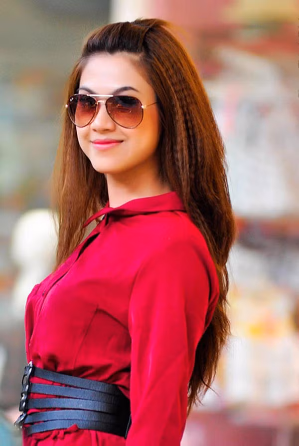  Ngoài sở hữu nhan sắc xinh đẹp, vóc dáng nổi bật ngang ngửa cô em gái nổi tiếng, Hoàng Yến còn có mối thân quen với rất nhiều các nghệ sĩ trong làng giải trí do hoạt động trong lĩnh vực truyền thông. 