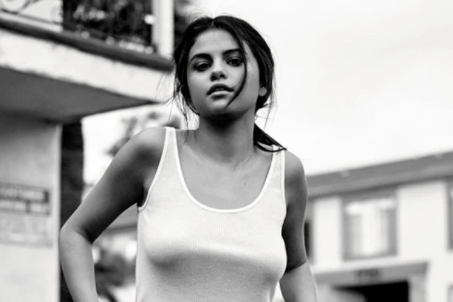 Selena Gomez không thích hẹn hò với "phi công"