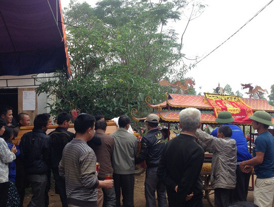  Rất đông người dân đến chia buồn với gia đình anh C. 