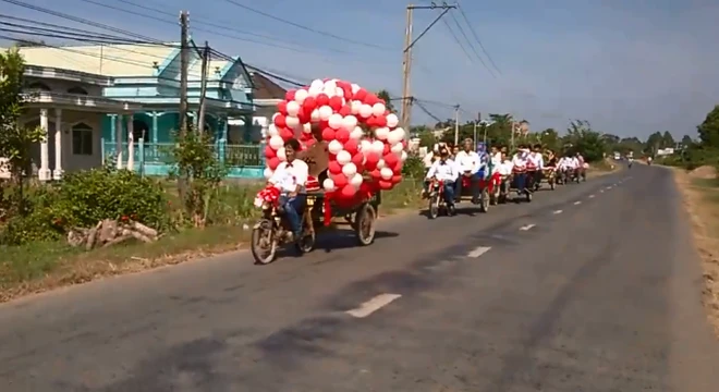 Choáng ngợp loạt “xế khủng” rước dâu ở Trà Vinh