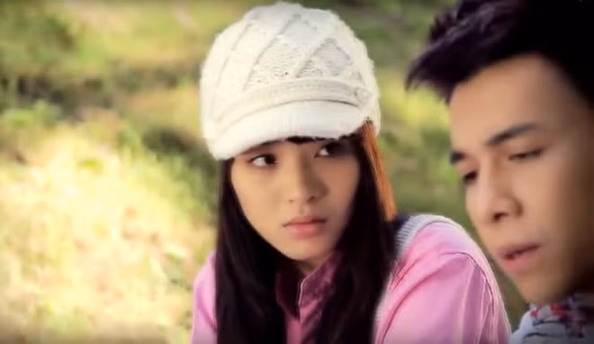 Không chỉ đảm nhận đóng vai người yêu Hải Băng trong MV, Tiến Dũng còn bỏ công sức viết kịch bản và đứng sau tư vấn cũng như hỗ trợ các dự án âm nhạc sau này của nữ ca sĩ.