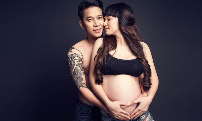 Trong năm nay, Lê Hoàng - Việt Huê chia sẻ những hình ảnh con trai đầu lòng vừa chào đời vào ngày 10/7. Cả hai luôn giấu kín thông tin Việt Huê đang mang thai và cô cũng không cập nhật hình ảnh trong những ngày tháng sắp lâm bồn. Lê Hoàng từng chia sẻ sau khi hoàn tất liveshow của nhóm The Men vào cuối năm nay sẽ tính đến chuyện làm đám cưới với Việt Huê.