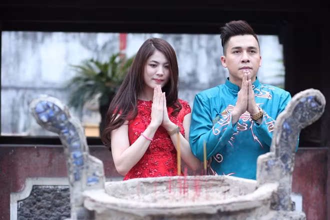 Cuối năm 2013, Tiến Dũng - Hải Băng bất ngờ tuyên bố chia tay. Cựu thành viên Mây Trắng sau thời gian im lặng đã lên tiếng “tố” bạn thân cướp người yêu khi cô và Tiến Dũng chuẩn bị cưới. Để bảo vệ bạn gái hiện tại, cựu thành viên Weboys khẳng định không muốn có bất cứ mối liên hệ nào với Hải Băng.