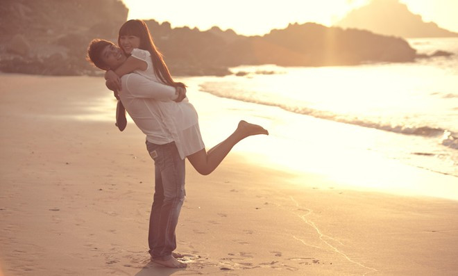 Trong khi dư luận tỏ ra quan tâm hơn với chuyện tình của Hải Băng và Tiến Dũng, thì Lê Hoàng và hot girl Việt Huê đã khéo léo duy trì tình yêu của họ được 3 năm. 