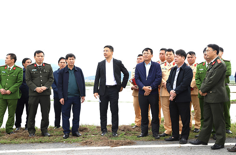 Giám đốc Công an tỉnh Hà Tĩnh chỉ đạo các lực lượng tăng cường đảm bảo ATGT trên tuyến. (Ảnh: CACC)