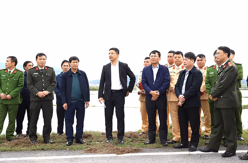 Giám đốc Công an tỉnh Hà Tĩnh chỉ đạo các lực lượng tăng cường đảm bảo ATGT trên tuyến. (Ảnh: CACC)