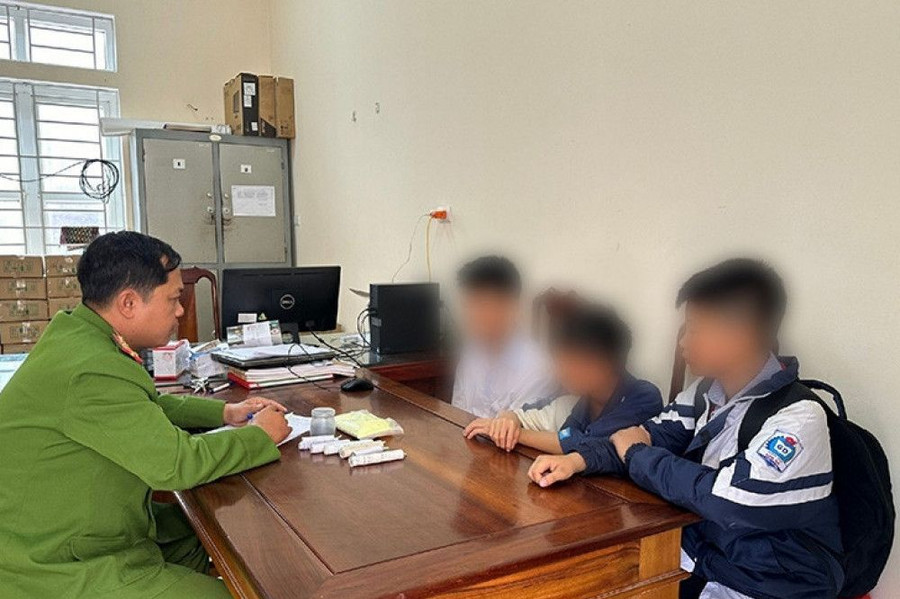 Nhóm học sinh tự chế pháo nổ tại xã Cẩm Hà. Nhóm học sinh tự chế pháo nổ tại xã Cẩm Hà.