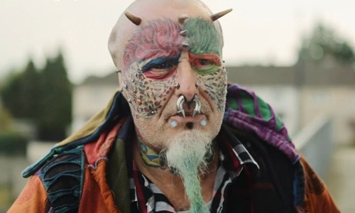 nguoi-dan-ong-xam-mat-cat-tai-de-trong-giong-vet