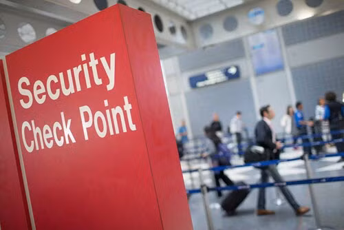 my: cam de pin sac du phong trong hanh ly ky gui hinh anh 1