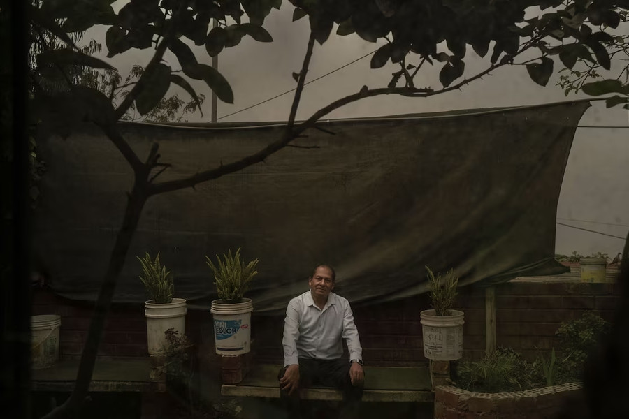 Kỹ sư Abel Cruz, người sáng chế ra bẫy bắt sương. Ảnh: Alessandro Cinque, Nationalgeographic.com