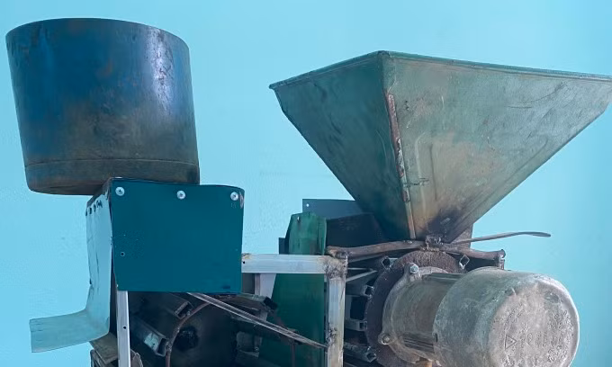 Máy phân loại theo kích thước và bóc quả mắc ca xanh của cô Lò Thị Hòa.