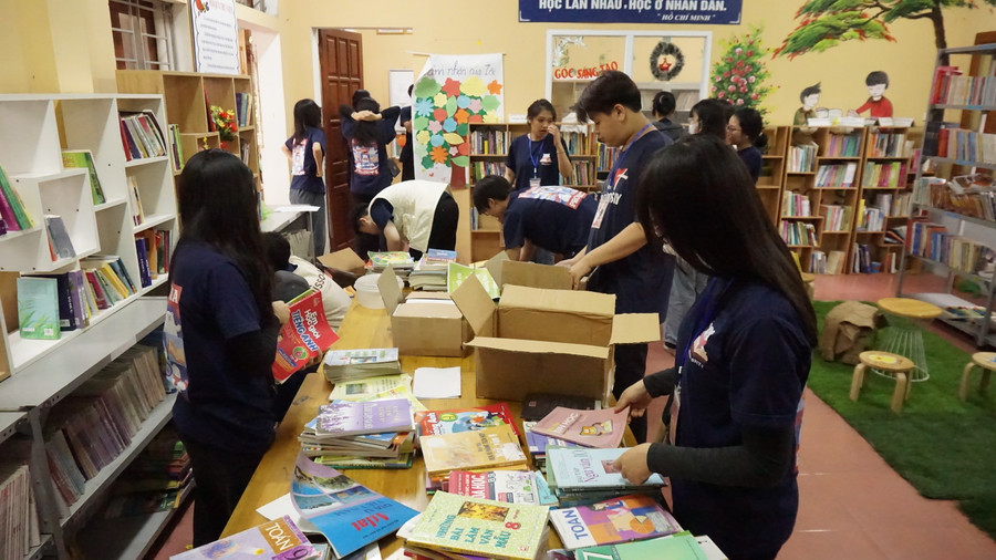 Các thành viên Libreria Project bổ sung đầu sách mới cho thư viện của điểm trường - Trường THCS Thái Hòa (Ba Vì, Hà Nội) trong sự kiện &apos;Diều Sáo&apos;. Ảnh: Libreria Project
