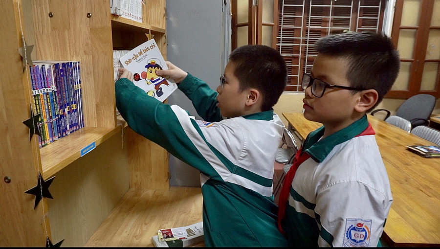 Các em học sinh Trường THCS Thái Hòa (Ba Vì, Hà Nội) thích thú với những cuốn sách được sự kiện &apos;Diều Sáo&apos; mang tới.