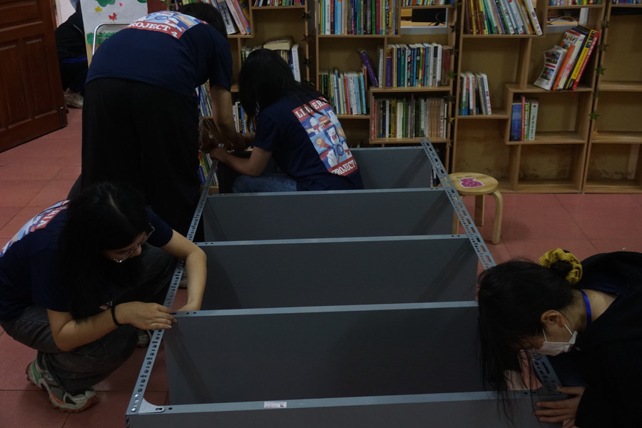 Không quản ngại đường xa, việc khó, các bạn trẻ Libreria Project luôn hạnh phúc khi có thể góp sức lan tỏa văn hóa đọc tới các em học sinh. Ảnh: Libreria Project