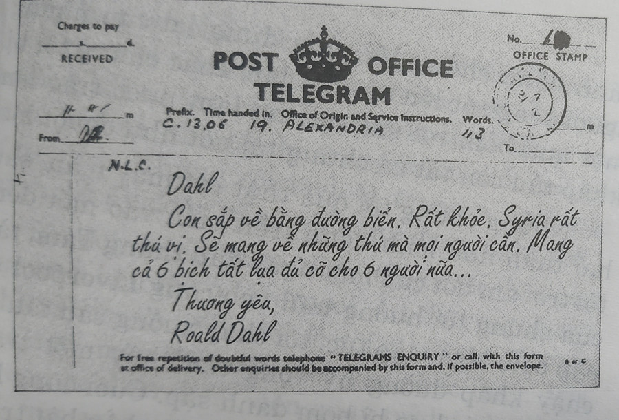 Bức điện tín của Roald Dahl gửi cho cả nhà - ba tháng sau mới tới. Ảnh chụp từ cuốn sách &apos;Bay đơn&apos;.
