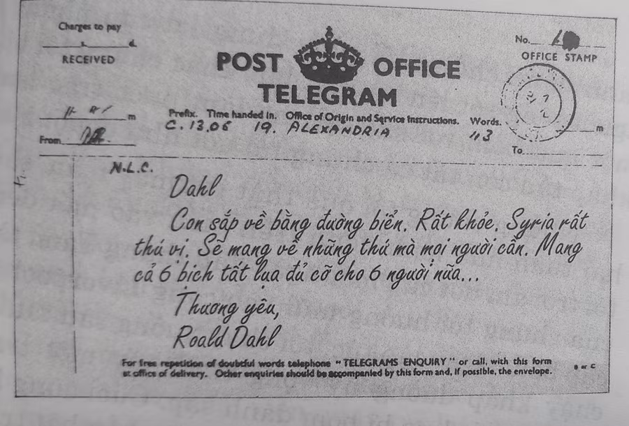Bức điện tín của Roald Dahl gửi cho cả nhà - ba tháng sau mới tới. Ảnh chụp từ cuốn sách 'Bay đơn'.