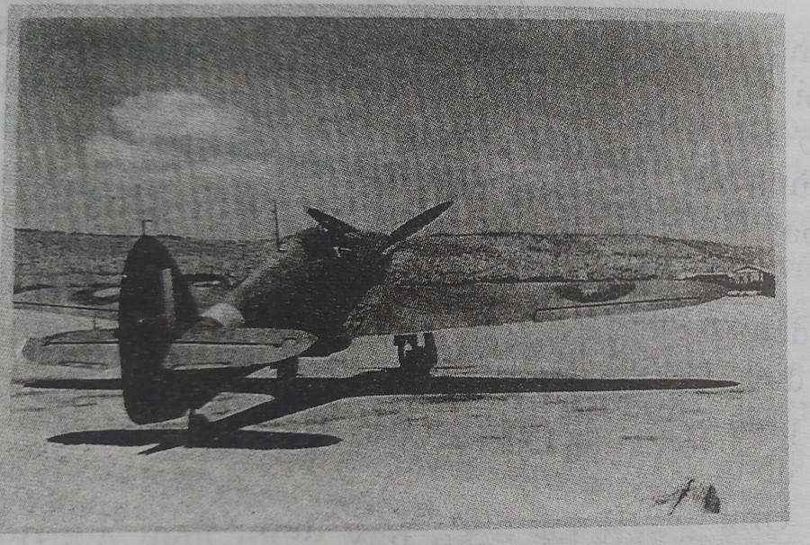 Chiếc Hurricane của Roald Dahl ở Haifa. Ảnh chụp từ cuốn sách &apos;Bay đơn&apos;