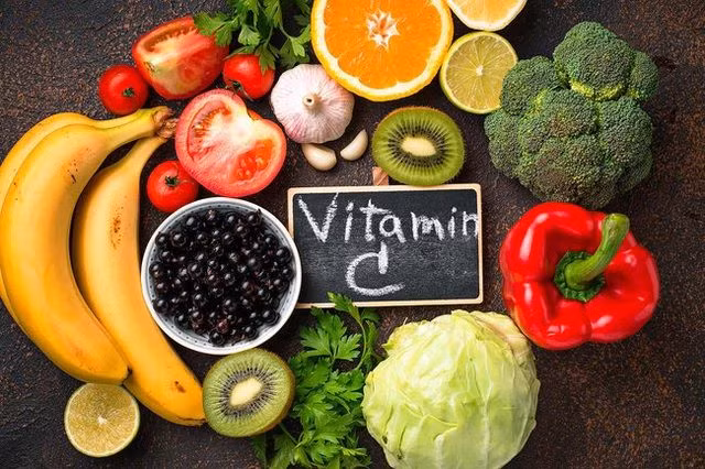 Vitamin C có nhiều trong các loại rau củ, trái cây họ cam quýt. Ảnh minh họa.
