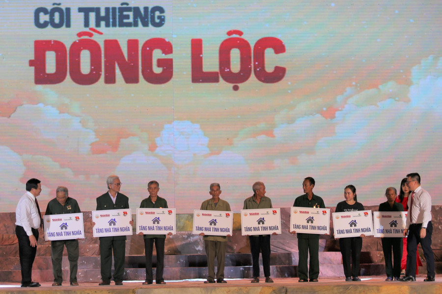 Ban tổ chức trao những suất quà đến thân nhân của các Liệt sĩ.