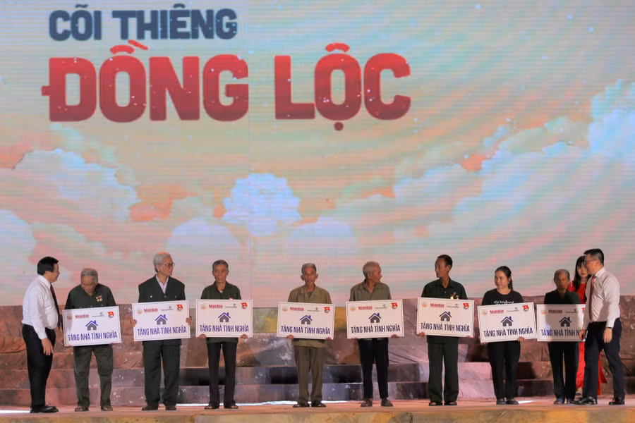 Ban tổ chức trao những suất quà đến thân nhân của các Liệt sĩ.