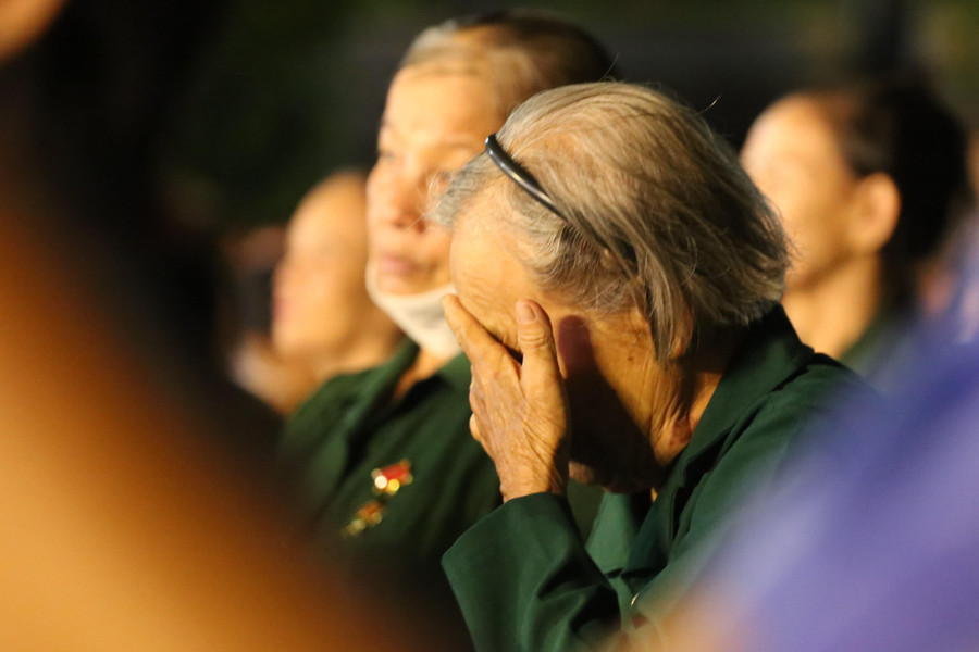 Nhiều người không kìm nén được cảm xúc đã bật khóc.