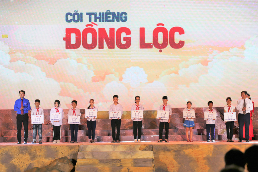 Nhiều suất quà cũng được trao đến các em học sinh có hoàn cảnh khó khăn ở Hà Tĩnh.