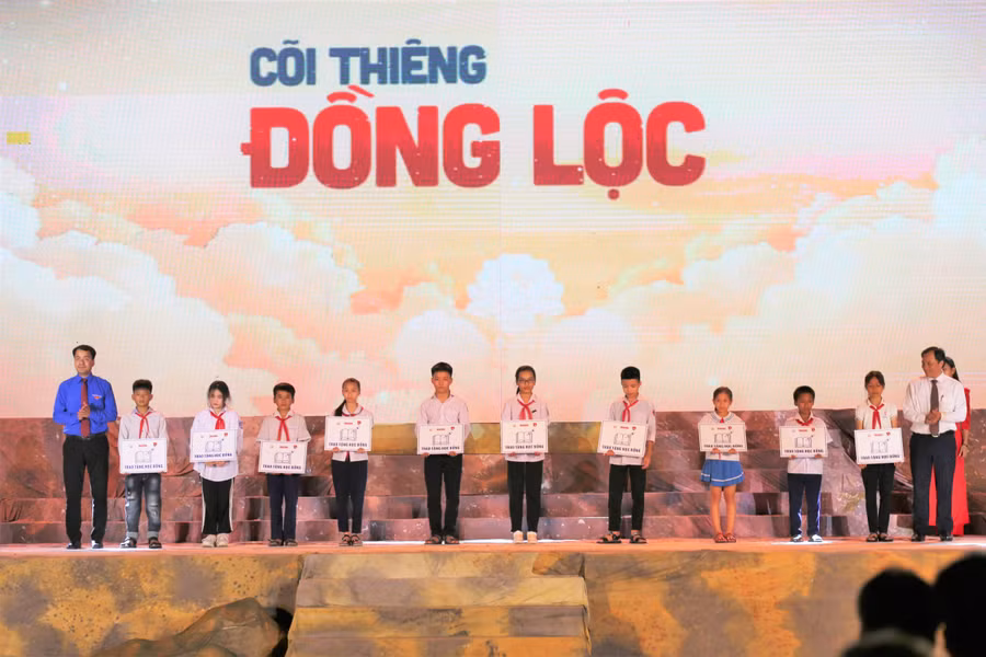 Nhiều suất quà cũng được trao đến các em học sinh có hoàn cảnh khó khăn ở Hà Tĩnh.