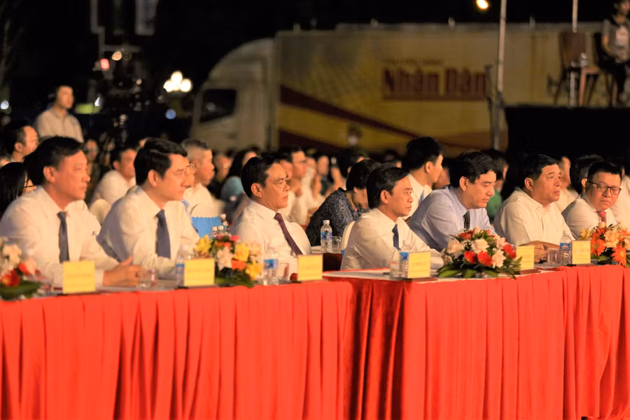 Tham dự chương trình có nhiều lãnh đạo Đảng, Nhà nước Trung ương và địa phương...