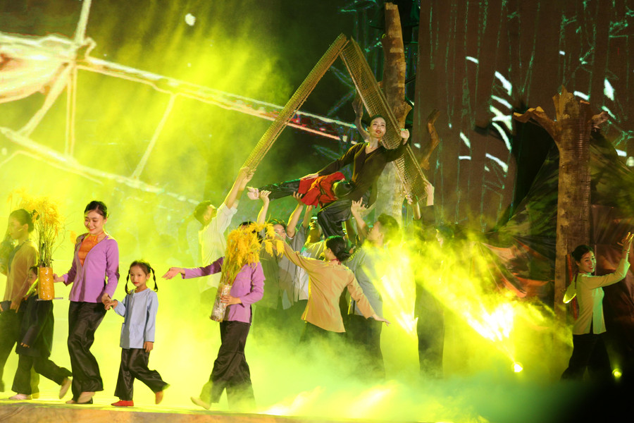 Nhiều tiết mục đặc sắc trong đêm văn nghệ.