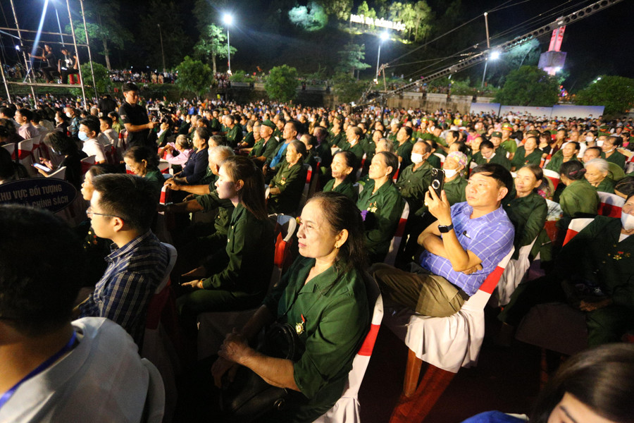 Hàng trăm cựu chiến binh, TNXP, dân công hỏa tuyến... về tham dự chương trình.