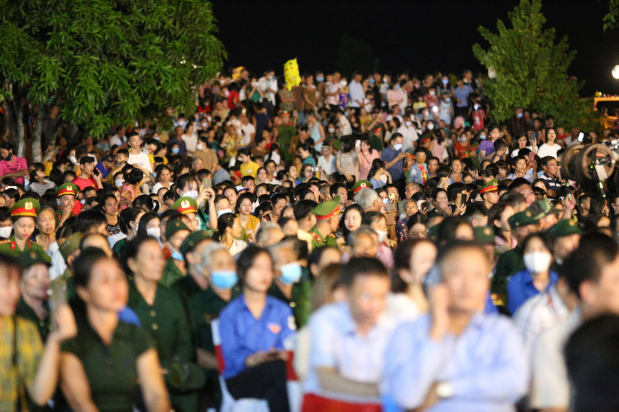 Hàng ngàn người dân đến theo dõi chương trình nghệ thuật.