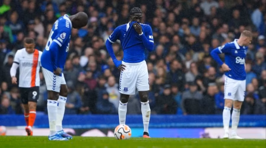 Everton được trả lại 4 điểm khiến 3 tân binh vào vùng nguy hiểm 