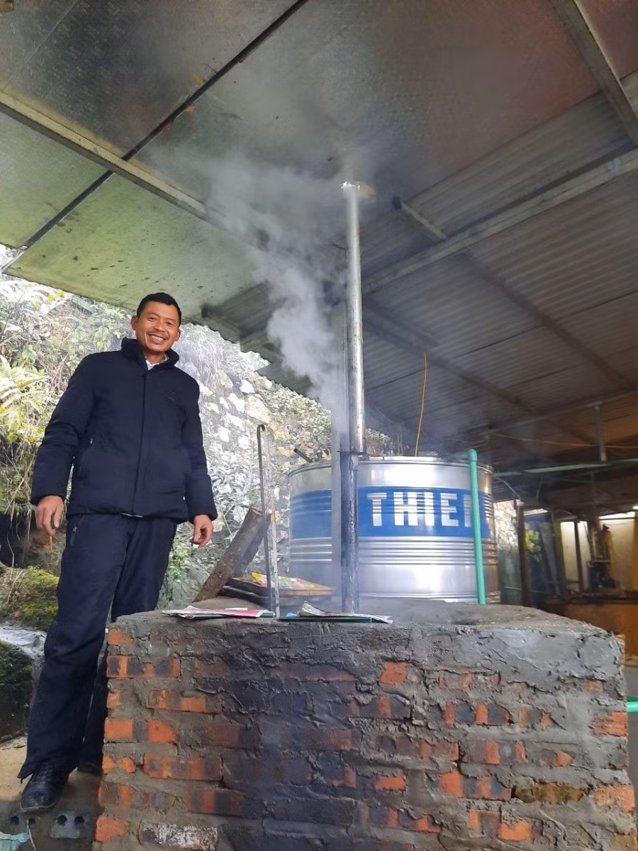 Thầy Bùi Huy Sơn bên bếp ủ trấu đã học hỏi và cải biến.